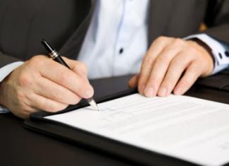 Hur man korrekt avskedar en anställd som har skrivit ett uppsägningsbrev och insjuknat vid datumet för uppsägning av anställningsavtalet