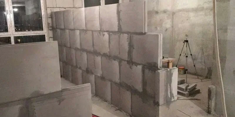Возведение межкомнатных перегородок из гипсоблоков: быстро и без грязи